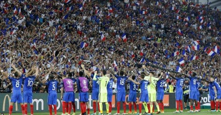 90325783_france_fans_ap.jpg