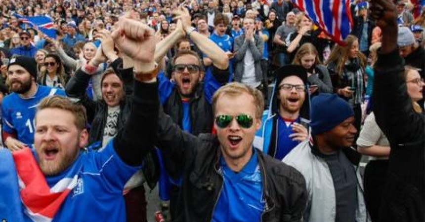 90340652_iceland_fans1_ap.jpg